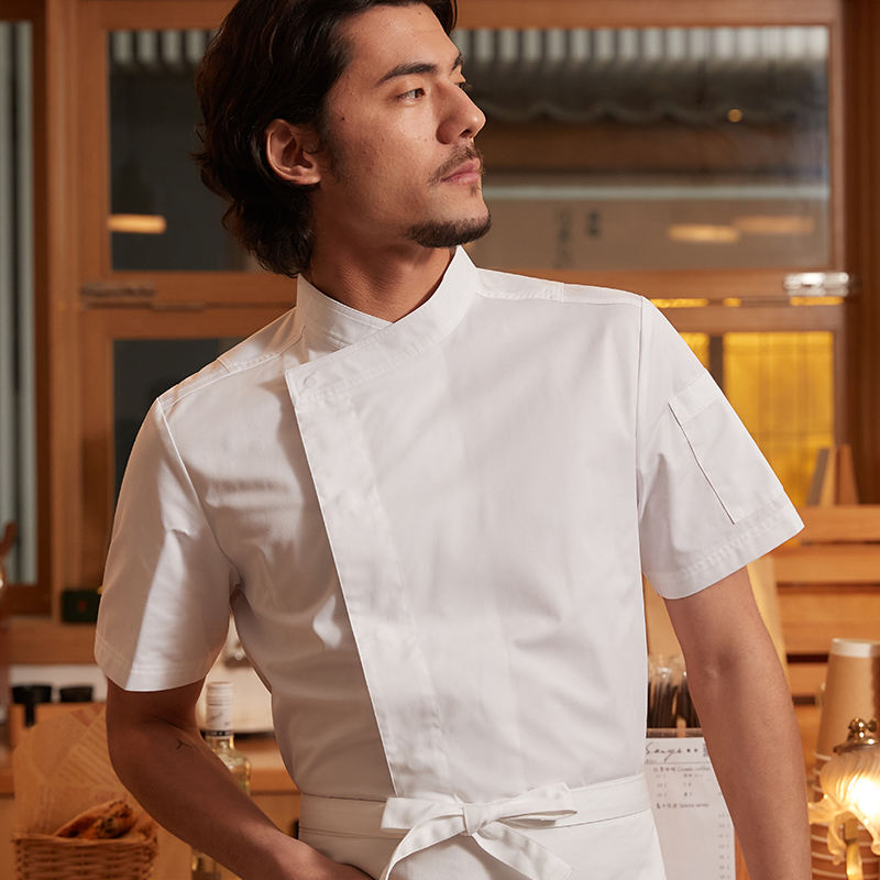 เสื้อสีขาวแขนสั้น