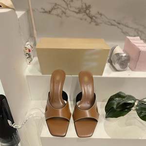 Escarpins de luxe en satin blanc pour femme, à bout pointu et talon haut, avec nœud, style élégant, logo personnalisé, vente en gros pour mariages et galas, directement de l'usine - Product Image 3