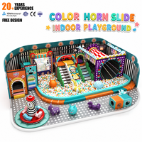 Structure de jeu intérieure personnalisée 2026 : Toboggan à thème corne, piscine à balles, carrousel et structure d'escalade pour enfants