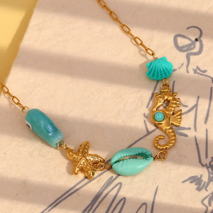 Collar con Colgante Delicado Chapado en Oro con Detalles Intrincados de <span class=keywords><strong>Coral</strong></span> con Temática Oceánica Juguetona - Product Image 3