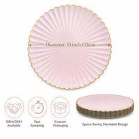 Assiettes de présentation festonnées rose pâle et or de 13 pouces en gros, sous-assiettes en plastique PP de haute qualité pour la décoration de tables de mariage et de banquets