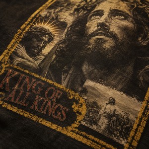 Camiseta Gráfica Gris Oscuro con Estampado Rey de Todos los Reyes, Collage Religioso de Jesús, Tipo de Letra Roja, Estilo Vintage Urbano, Metour, Venta al por Mayor, Personalizada - Product Image 4