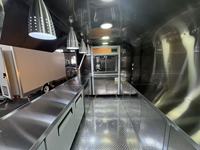 Fourgonnette compacte aménagée en cuisine mobile, Food Truckette conduite à la main avec évier et réfrigérateur intégrés pour les entrepreneurs solo en voyage d'affaires