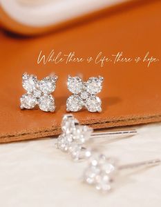 ต่างหูเพชรแท้ 0.4 กะรัต รูปใบโคลเวอร์สี่แฉก ดีไซน์ดอกไม้คลาสสิก สำหรับงานปาร์ตี้ ยี่ห้อซินฟลาย รุ่นออริจินัล ทอง 18K - Product Image 4