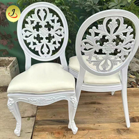 Chaise Louis moderne empilable pour événements commerciaux et mariages, avec dossier en résine à motif floral incurvé, démontable, coussin amovible, pour extérieur