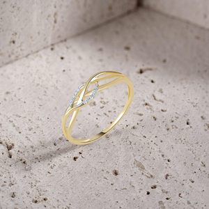 Anillo Apilable de Oro Amarillo de 10K con Diamantes Entrelazados de Dos Tonos, Banda Cruzada con Diamantes en Forma de Hoja con Micropavé para Mujer - Product Image 4