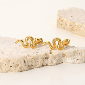 Pendientes <span class=keywords><strong>de</strong></span> serpiente <span class=keywords><strong>de</strong></span> acero inoxidable para mujer, aretes minimalistas <span class=keywords><strong>de</strong></span> serpiente, joyería chapada en oro, <span class=keywords><strong>2022</strong></span> - Product Image 1