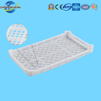 Plateau de séchage en plastique maillé empilable, de qualité alimentaire, recyclable, utilisé dans l'industrie confectorieuse pour les égouttoirs.