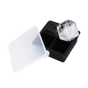 Moule à glaçons en silicone pratique et sûr avec quatre compartiments carrés pour un démoulage facile - Product Image 1
