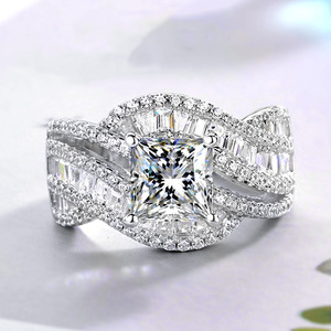 Anello di Fidanzamento con Zirconi a Quattro Punte Intrecciate per Donne, Gioiello di Lusso - Product Image 2