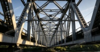 Pont en structure métallique préfabriquée / Pont piétonnier en acier au design moderne