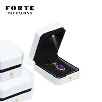 FORTE Vitrine à bijoux LED blanche tendance en promotion, prix direct usine, nouveau style, logo personnalisé pour l'affichage en magasin