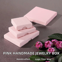Boîte à bijoux carrée en carton gaufré faite à la main, fine (1,5 cm), avec revêtement UV, logo personnalisé, rose, pour boucles d'oreilles, bagues, montres, personnalisable