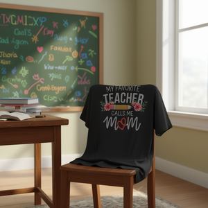 T-shirt unisexe à manches courtes et col rond pour adulte, avec impression numérique « Mon professeur préféré m'appelle maman », pour la rentrée scolaire et la remise des diplômes - Product Image 3