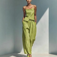 Ensemble deux pièces en lin décontracté et ample pour femme, collection été 2026, avec détails boutonnés et design créatif