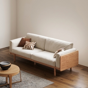 Divano Moderno Japandi in Tessuto a 3 Posti, Divano Cloud con Gambe in <span class=keywords><strong>Legno</strong></span> Massello, Arredamento Imbottito per Soggiorno - Product Image 1