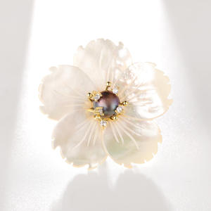 เข็มกลัดดอกคามิลเลียประดับมุกน้ำจืดและเซอร์คอนสไตล์เกาหลี พร้อมเปลือกหอยธรรมชาติแบบบาโรก ลดราคาพิเศษสำหรับงานแต่งงาน - Product Image 2