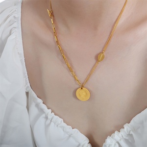 Collar de la Reina Isabel, Joyería con Doble Cadena y Grabado Redondo - Product Image 4