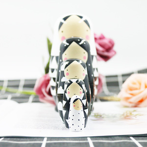 La fábrica vende directamente la muñeca de madera en blanco y negro, juguetes rusos de cinco capas para niños, muñeca anidada - Product Image 3