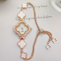 Montre élégante et tendance pour femme, avec un charme incrusté de diamants, trèfle à quatre feuilles, mouvement à quartz, résistance à l'eau 3BAR, verre en alliage