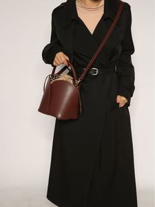 Bolso de mano cilíndrico de poliéster con perlas, diseño de pétalos rojos, para mujer, estilo animal, para boda, para novias - Product Image 5