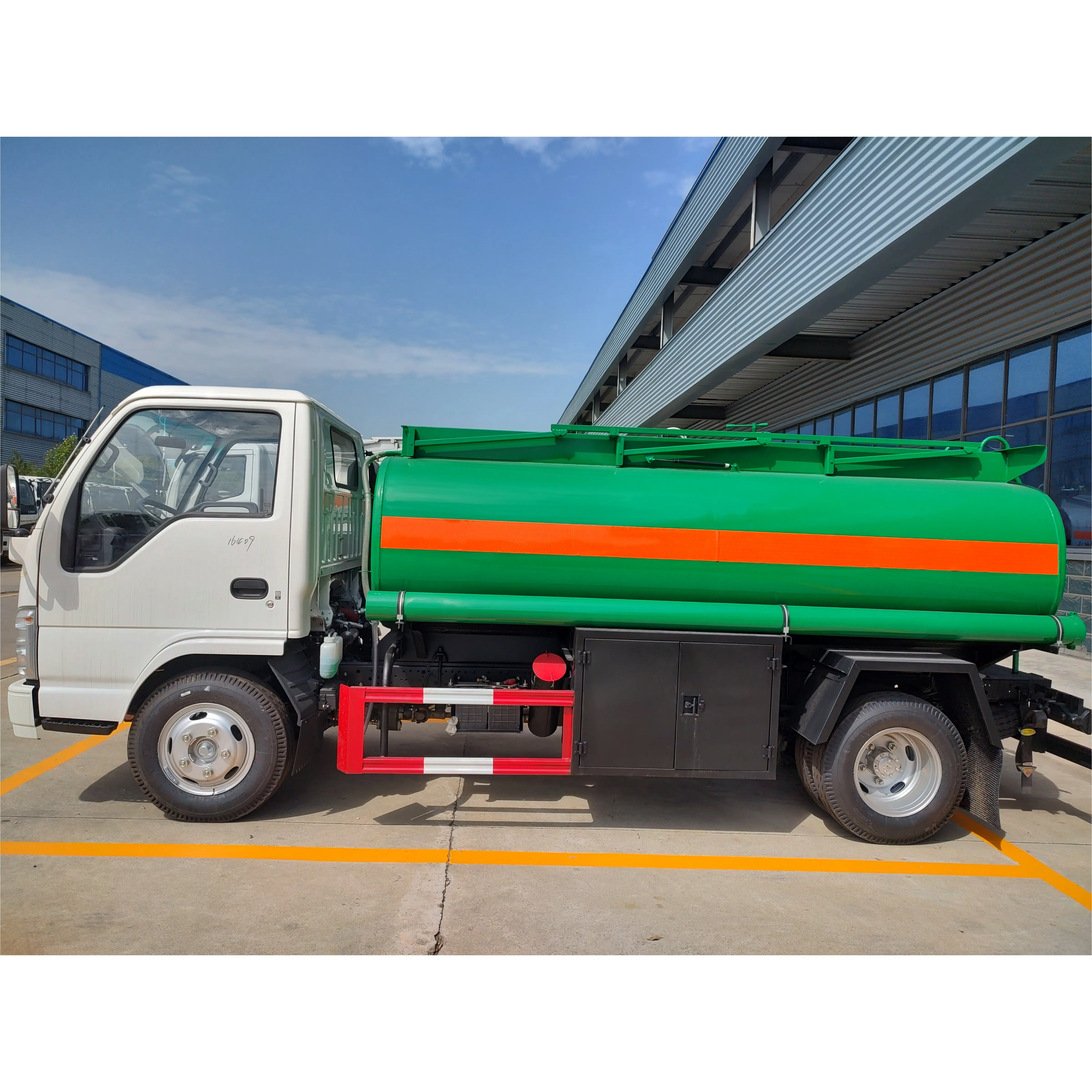 Laagste Prijs Isuzu Olie Brandstof Tanken Tank Tanker Truck Carbon Staal Tot Levering Transport Brandstof Voertuig