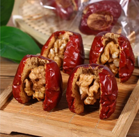 Groothandelsprijs Hoge Kwaliteit Zoete Smaak Chinese Gedroogde Rode Date Jujube Gemengd Met Walnoten Fruit Snack