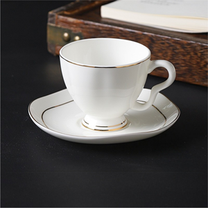 Современный винтажный английский чайный набор из костяного фарфора с золотой отделкой: керамические чашки и блюдца - Product Image 3