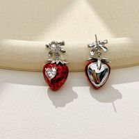 Leuke asymmetrische aardbei hangende oorbellen dames boog parel hart zirkoon fruit oorbellen zoete Koreaanse dagelijkse sieraden groothandel
