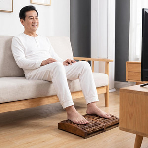 Masajeador de pies de madera con 8 filas de rodillos de agujas para relajación muscular y meridianos - Product Image 3