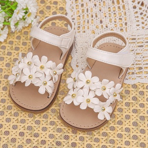 2024 estate sandali <span class=keywords><strong>eleganti</strong></span> da ragazza in stile principessa soletta morbida in PVC alla moda floreale con gelatina dolce <span class=keywords><strong>scarpe</strong></span> da spiaggia per ragazze - Product Image 2