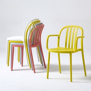 Sedie Impilabili Promozionali per Adulti in Plastica PP con Braccioli, Semplici ed Economiche, per Giardino ed Esterni, con Schienale a Righe - Product Image 1
