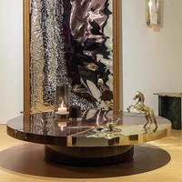Table d'appoint moderne et luxueuse en noyer - Ornée de lignes en acier inoxydable, dans un ensemble de tables basses rondes pour un style de salon