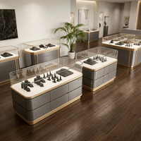 Mobilier et vitrines pour bijouterie sur mesure ; aménagement complet de magasin incluant des vitrines de présentation de bijoux et des armoires murales