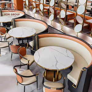 Ensemble de mobilier de restaurant moderne, canapé d'angle beige avec garniture orange, table ronde en marbre et chaises <span class=keywords><strong>à</strong></span> coussin beige pour café - Product Image 1