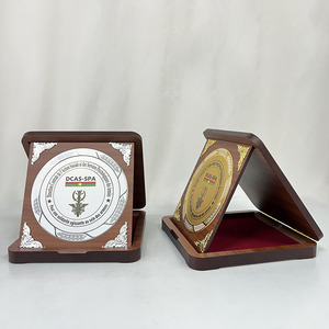 Placa de Premio <span class=keywords><strong>Cuadrada</strong></span> de <span class=keywords><strong>Madera</strong></span> Personalizada, Nuevo Diseño 2026, Trofeo de <span class=keywords><strong>Madera</strong></span> Roja Personalizado con <span class=keywords><strong>Caja</strong></span> Premium para Graduación y Deportes - Product Image 3