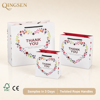 Sacs cadeaux en papier blanc imprimés de fleurs personnalisés de luxe avec poignées en corde torsadée, trois tailles pour mariage et vente au détail