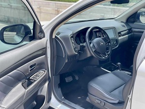 รถยนต์มิตซูบิชิ เอาท์แลนเดอร์ เกียร์ธรรมดา ไฮบริด 7 ที่นั่ง เบาะหนัง ภายในสีอ่อน เครื่องยนต์เทอร์โบชาร์จ ขับเคลื่อนซ้าย - Product Image 5