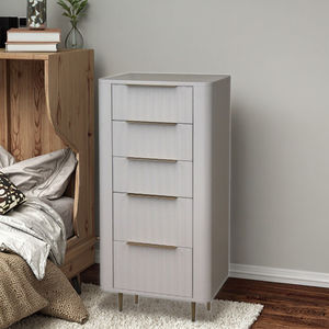 Le coffre haut à 5 tiroirs Lulu Bedroom Collection offre un grand rangement élégant avec des lignes épurées parfait pour les intérieurs modernes - Product Image 4