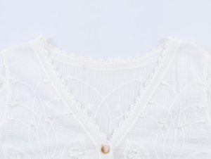 Chemisier à col en V boutonné <span class=keywords><strong>blanc</strong></span> à manches courtes en <span class=keywords><strong>dentelle</strong></span> florale, décontracté et tendance pour femme - Product Image 3