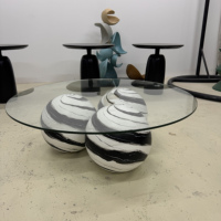 Table basse de luxe avec base sculptée en fibre de verre naturelle et plateau en verre, design moderne, durable, élégante, meubles de salon