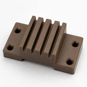 บล็อกรองรับฉนวน PEEK ที่ผลิตด้วยเครื่อง CNC พร้อมปีกแบบมีร่องและรูยึดสำหรับบัสบาร์ ใช้กับสวิตช์เกียร์แรงสูงเพื่อการแยกวงจร - Product Image 1