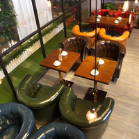Ensemble de mobilier vintage simple pour restaurant : canapé, table et chaises pour bar, barbecue, taverne, café au lait