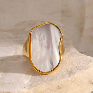 Bague tendance en acier inoxydable plaqué or 18 carats avec nacre blanche irrégulière, bijou unisexe, cadeau, forme géométrique, sertissage clos - Product Image 3