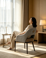 Fauteuil de salon d'hôtel rembourré avec dossier ajouré, accoudoirs enveloppants et pieds en bois massif pour chambre d'hôtes, tissu personnalisable
