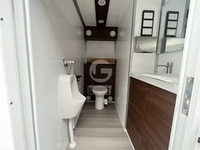 Remorque de toilettes mobiles à 2 postes d'urinal Etodevice avec réservoirs d'eau potable et d'eaux usées, lavabo, miroir et éclairage LED pour événements extérieurs