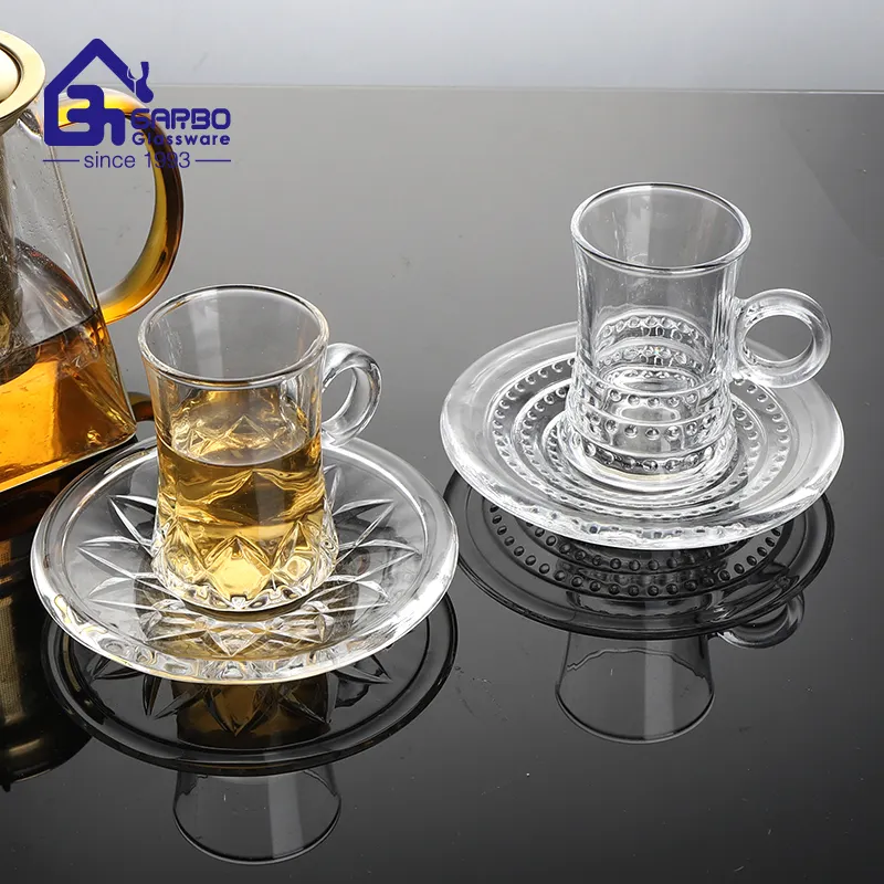 Penjualan laris cangkir kaca ukiran pasar Arab Timur Tengah dengan Set piring cangkir teh kaca Set piring untuk minum air kopi
