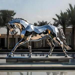 Scultura di Cavallo Geometrica in Vetroresina Personalizzata di Grandi Dimensioni per Parchi Divertimento, Centri Commerciali e Decorazioni Pubbliche - Product Image 1