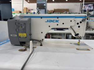 Máquina de Coser Industrial Jack de Pespunte Recto de Una Aguja Usada a Precio de Mayoreo, Modelo A4E con Cortahilos Automático y Cama Plana de Segunda Mano - Product Image 2