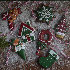 Pendentif en résine en forme d'homme en pain d'épices, ornement de Noël, décoration d'arbre, accessoire de couronne, ensemble - Product Image 1
